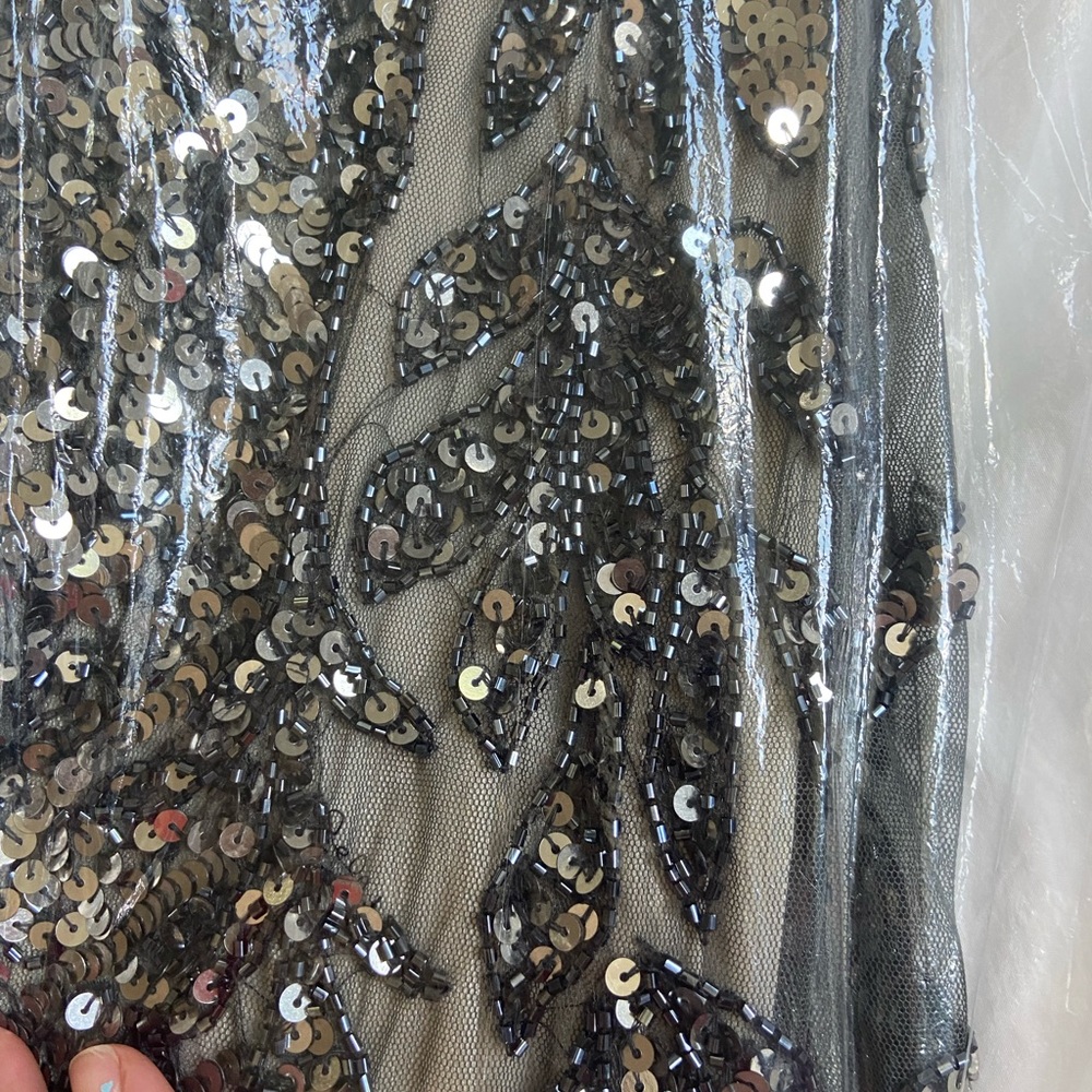 Selling a gorgeous sparkling sequins and beads !!